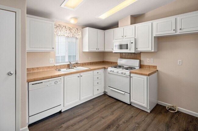 Building Photo - 307 N Poe St