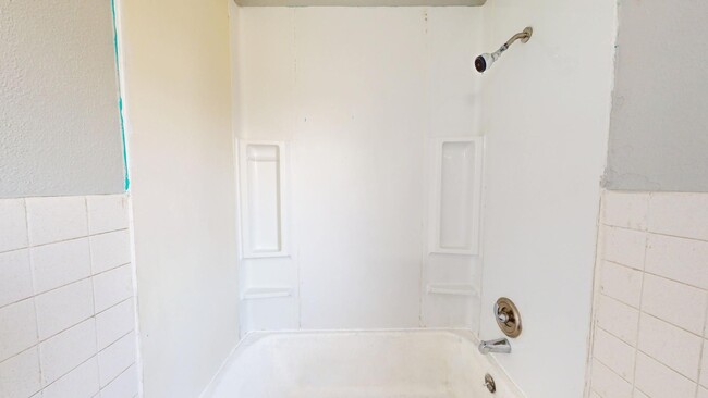 Building Photo - Lease to own! 5 bedroom/1 bath, Old Brooklyn.