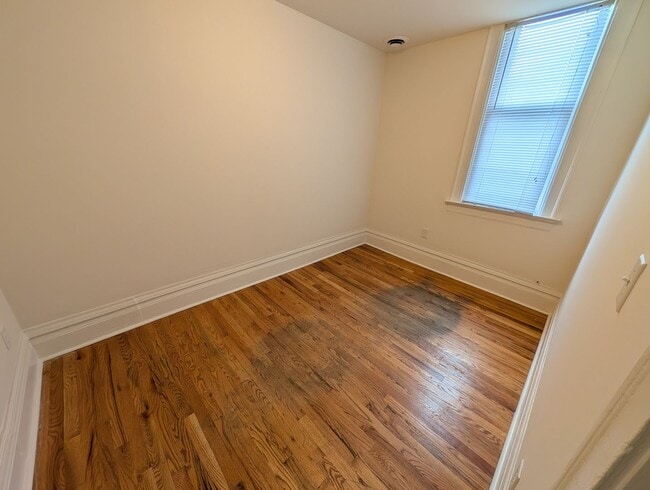 Building Photo - Wicker Park 2 BR, Prime Location, Fully Renovated