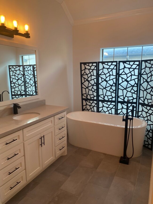 Building Photo - Midtown Beauty