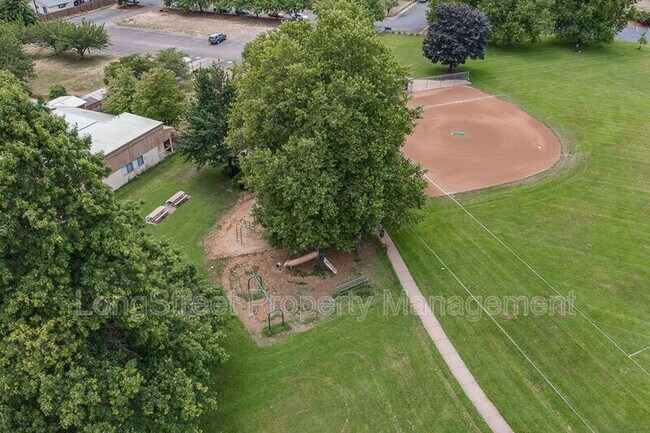 Building Photo - 1950 NW Hayes Ave