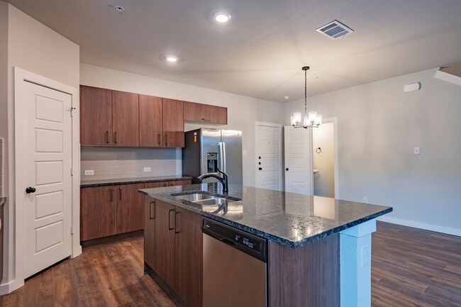 Building Photo - AVAILABLE NOW! GORGEOUS 2 BEDROOM FOUR PLE...