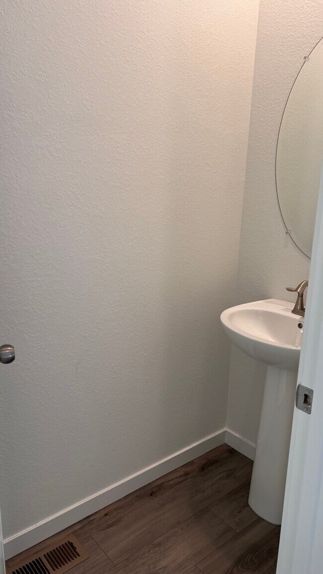 Building Photo - Charming 3 beds 2 baths in Commerce City!
