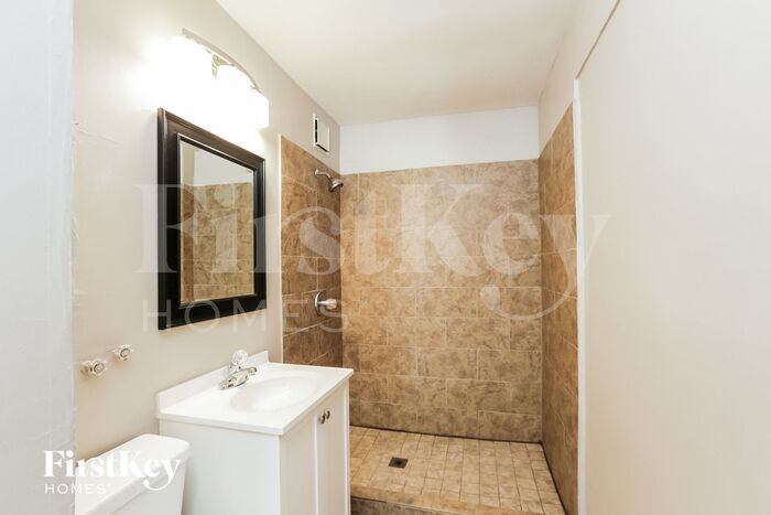 Building Photo - 3625 N 21st Dr