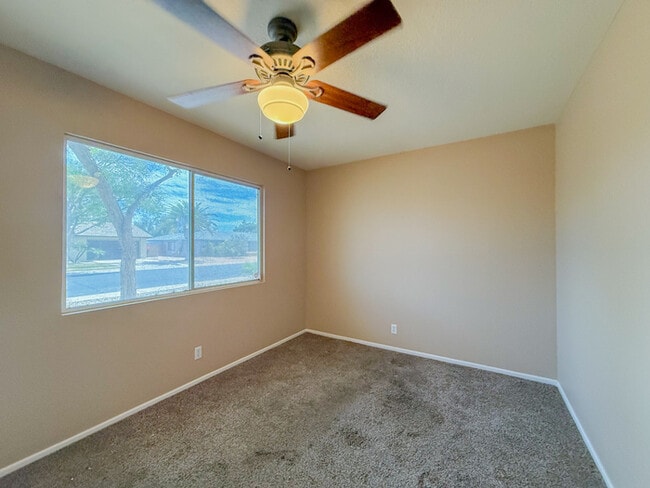 Building Photo - 2812 S Cottonwood Dr