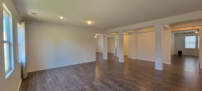 Building Photo - Gorgeous Single Story Home