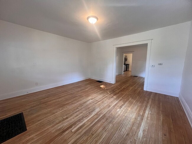 Building Photo - 845 Capen St NE