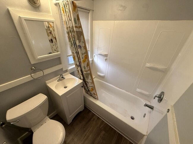 Building Photo - Third floor, 2 bed/1 bath, West Manchester $1700