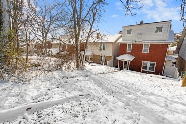 Building Photo - Stunning 4 bedroom home in Brookline available now!