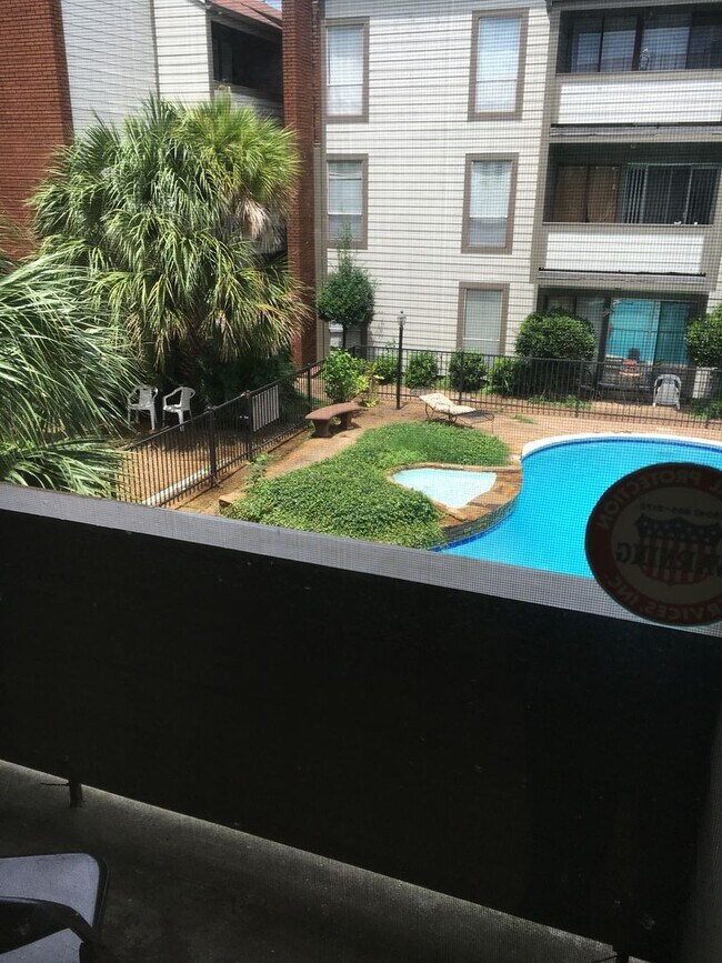 Building Photo - 1161 Lake Ave