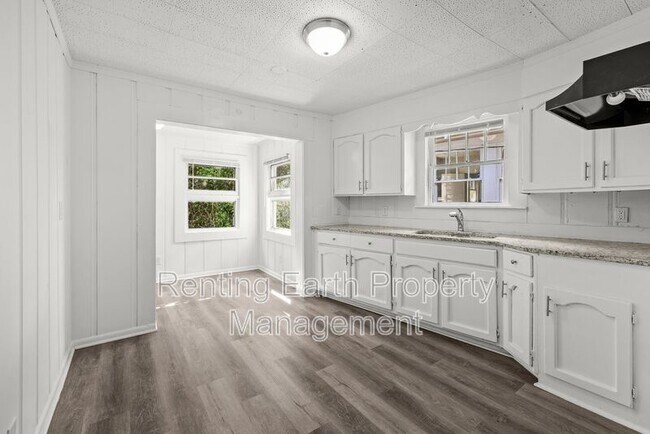 Building Photo - 514 81st St S