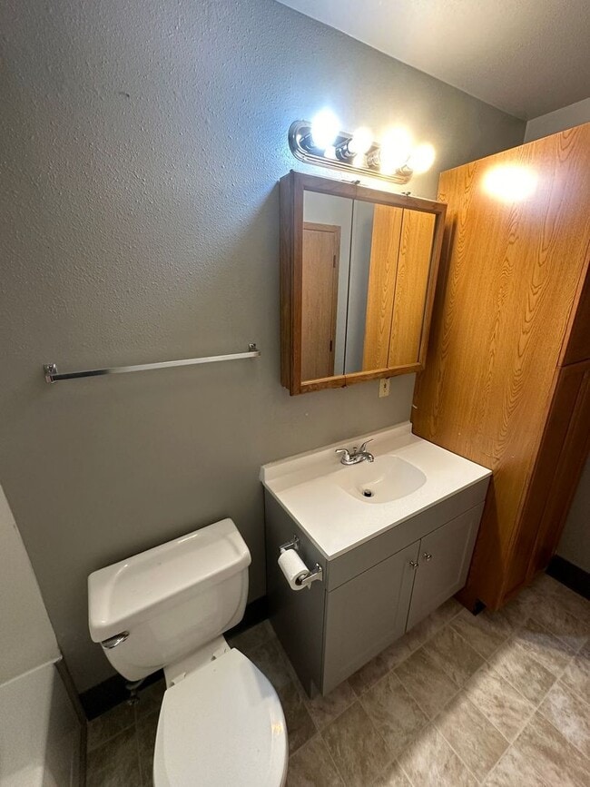 Building Photo - 1 BD, 1 BA Apartment Nestled Back on a Cul-de-Sac