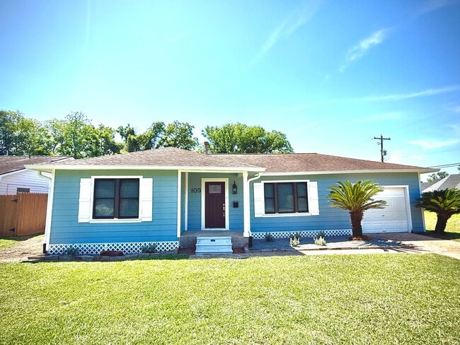 Primary Photo - Adorable 3/1/1 Home on Giant Lot in Lake J...