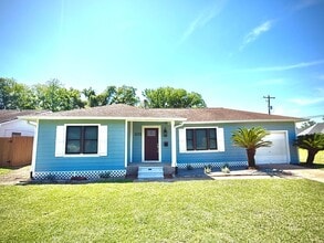 Building Photo - Adorable 3/1/1 Home on Giant Lot in Lake J...