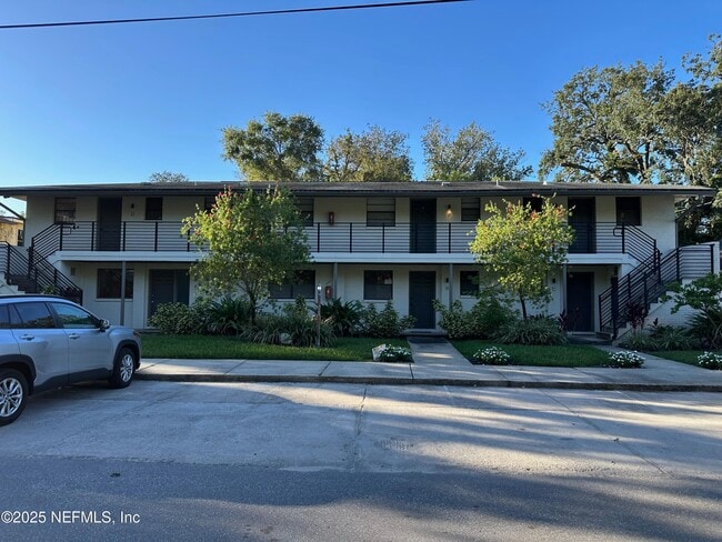 Primary Photo - 1120 Cedar St