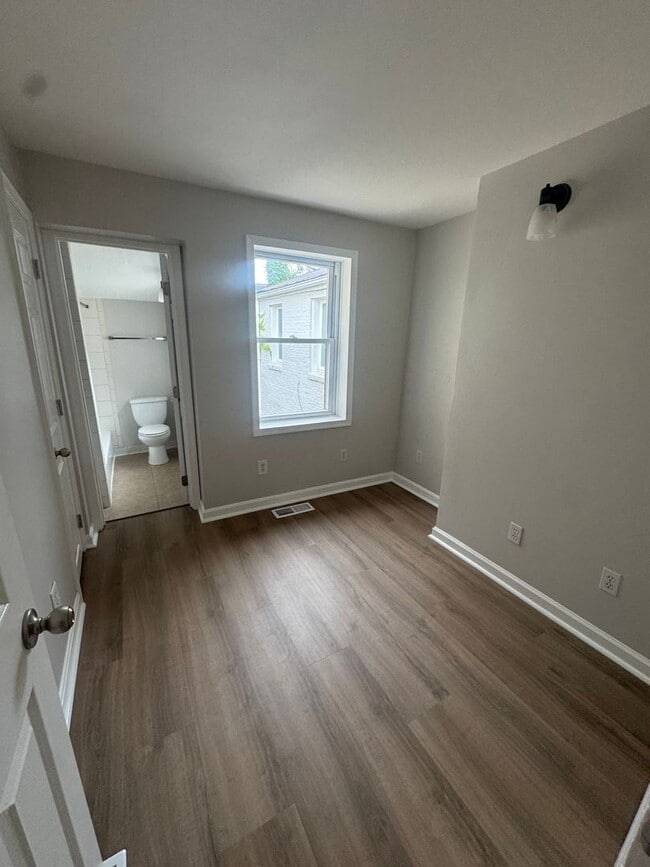 Building Photo - Beautifully Renovated 2 Bed / 2 Bath Rowho...