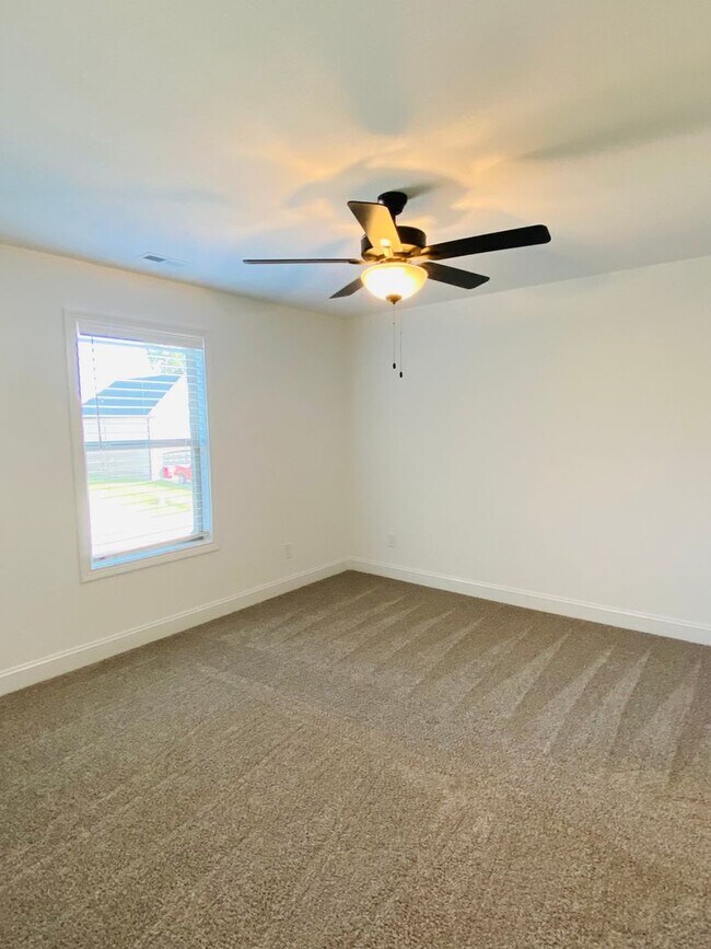 Building Photo - Luxury Home