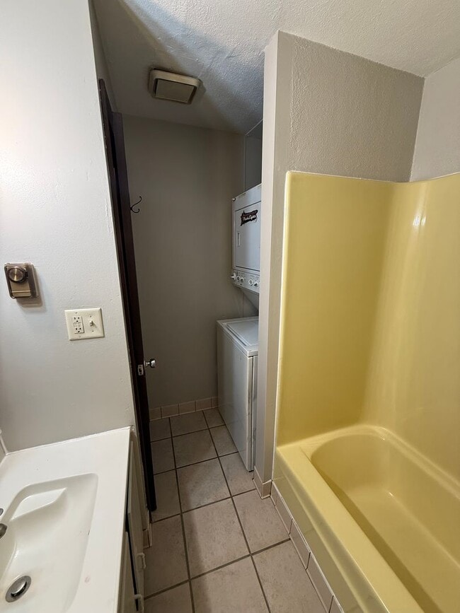 Building Photo - 2 Bedroom | 2 Bathroom Rear Apartment - Open-Concept Layout