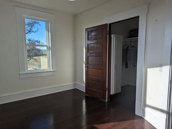 Building Photo - Stunning Remodeled Juliaetta Farm House