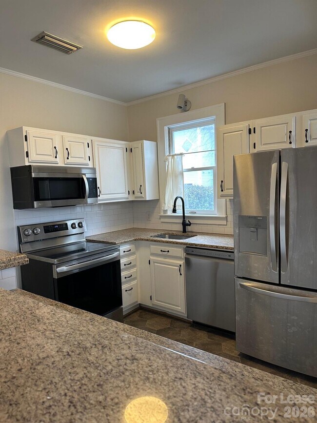 Building Photo - 407 W 9th St