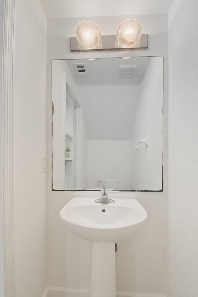 Building Photo - 1450 Stockton Dr