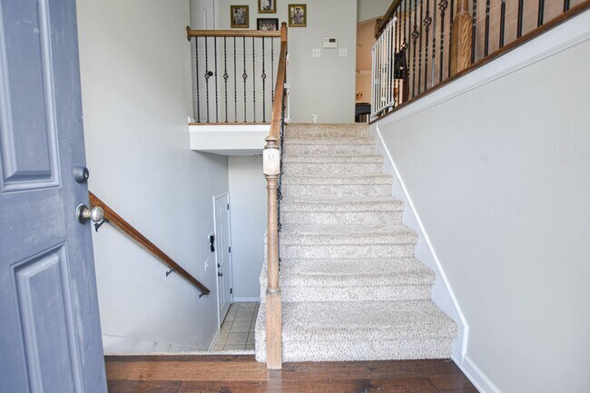 Building Photo - Pet Friendly Five Bedroom!