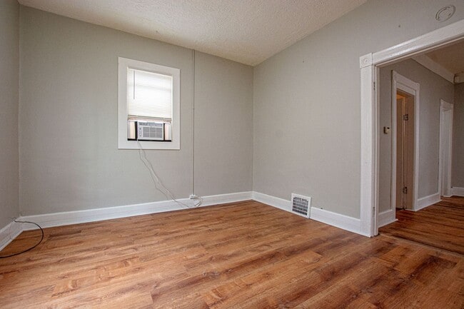 Building Photo - 2 Bedroom / 1 Bath House