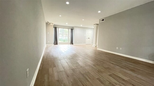 Building Photo - 403 N Post Oak Ln