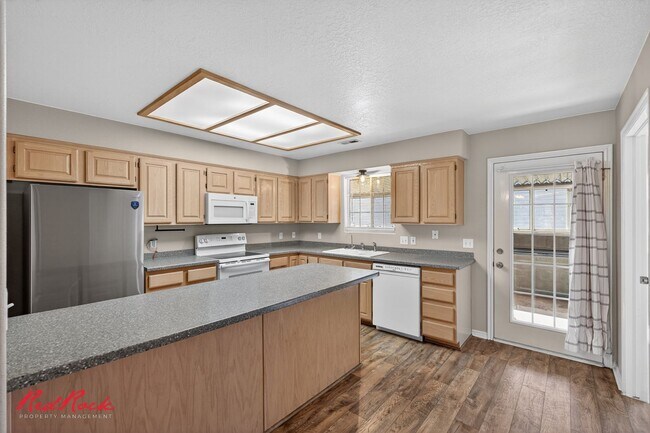 Building Photo - Charming 3 bedroom Townhome Close to Shopping