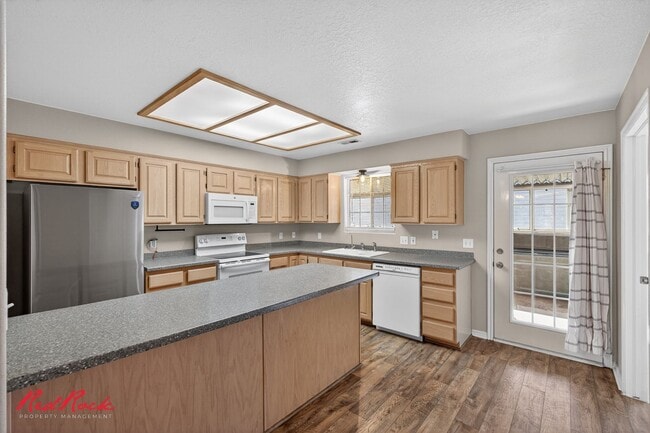 Building Photo - Gorgeous Bedroom Townhome in Prime Location