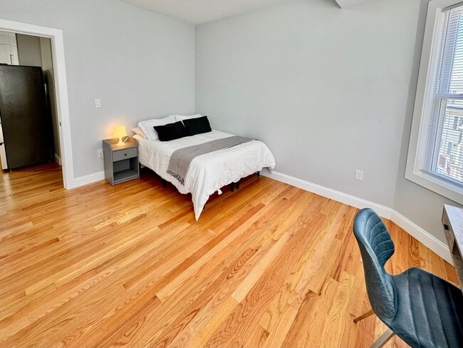 Building Photo - 186 Hillside St