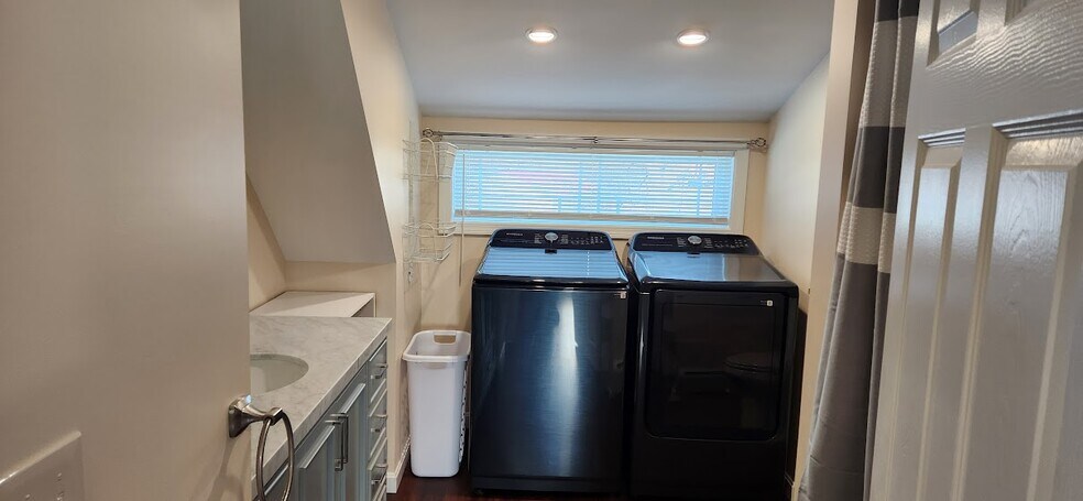 Bathroom - 142 College Ave