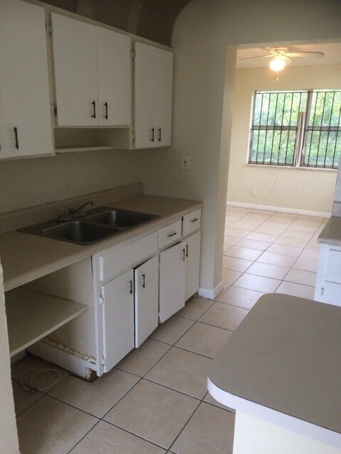 Building Photo - Large 3-2 house with  hookups for washer and dryer