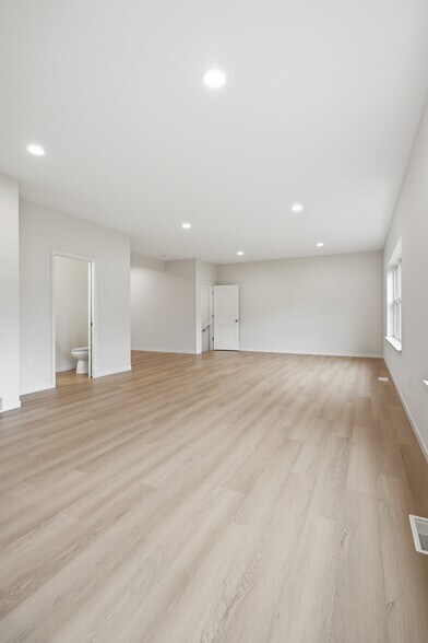 Building Photo - 1305 W 19th St