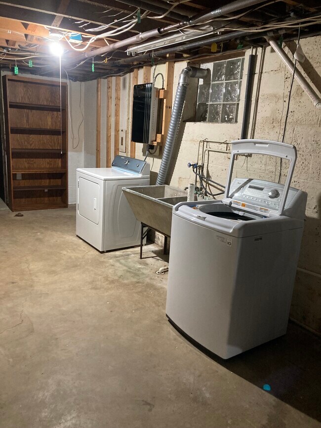 Building Photo - 2401 Bristol Rd