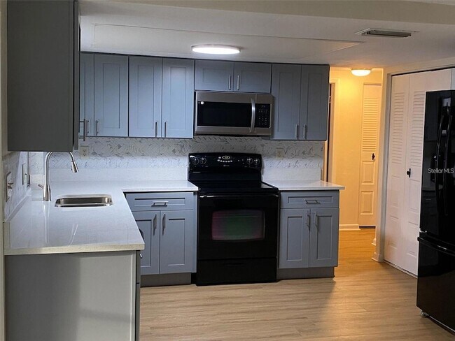 Building Photo - 7611 Summertree Ln