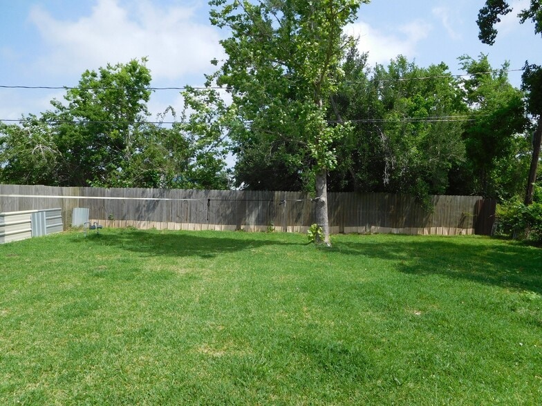 Building Photo - 714 Temple Cir