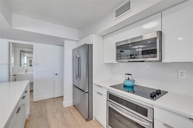 Building Photo - 2655 Collins Ave