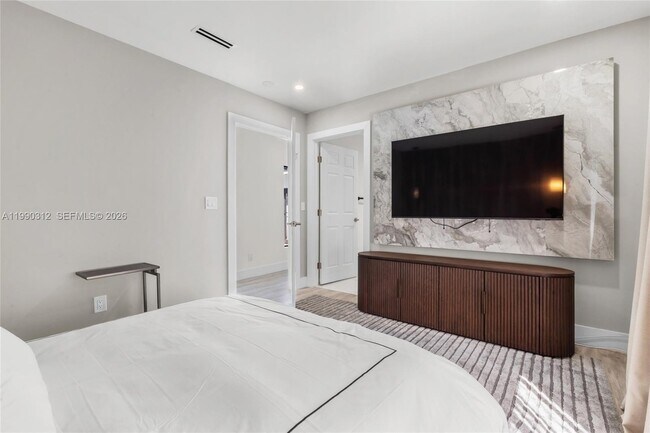 Building Photo - 116 W 1st Ct