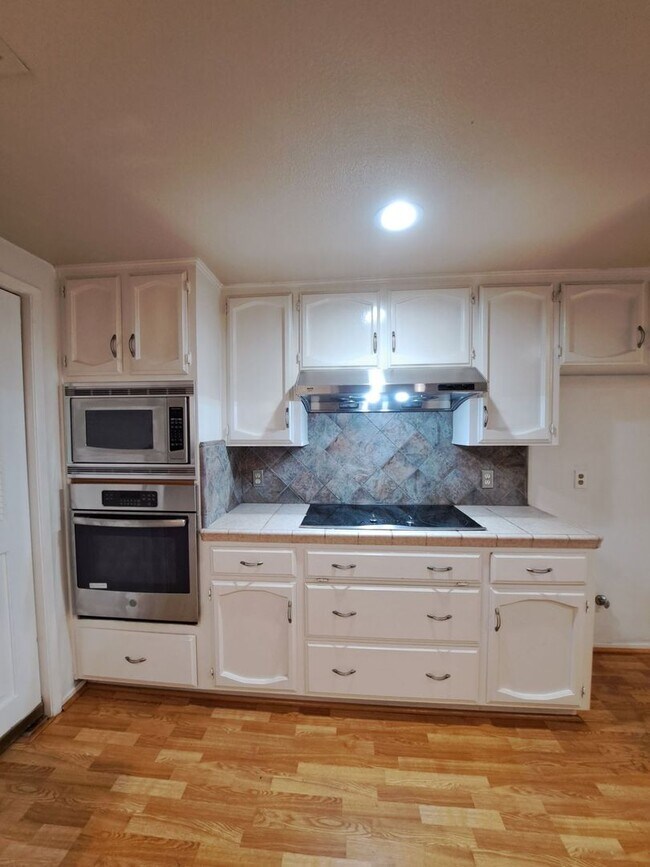 Building Photo - MOVE IN SPECIAL: Half OFF the 1st Month's ...