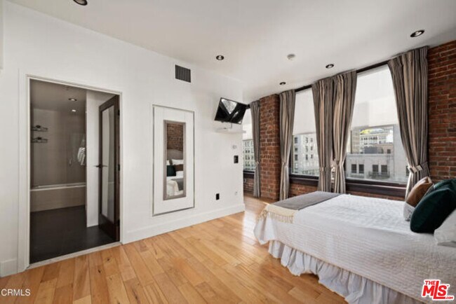 Building Photo - 460 S Spring St