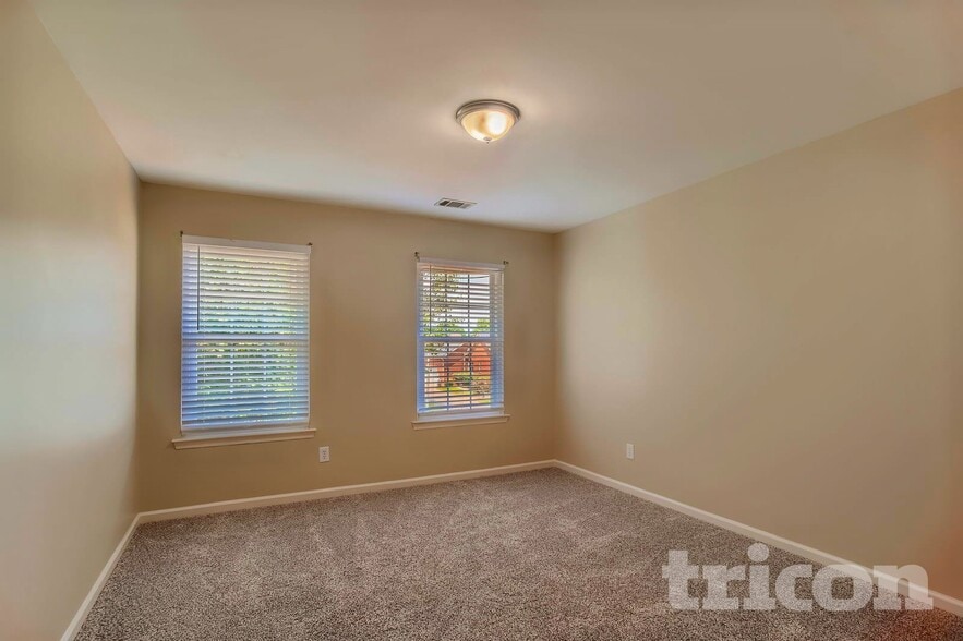 Building Photo - 2420 Amber Glen Dr