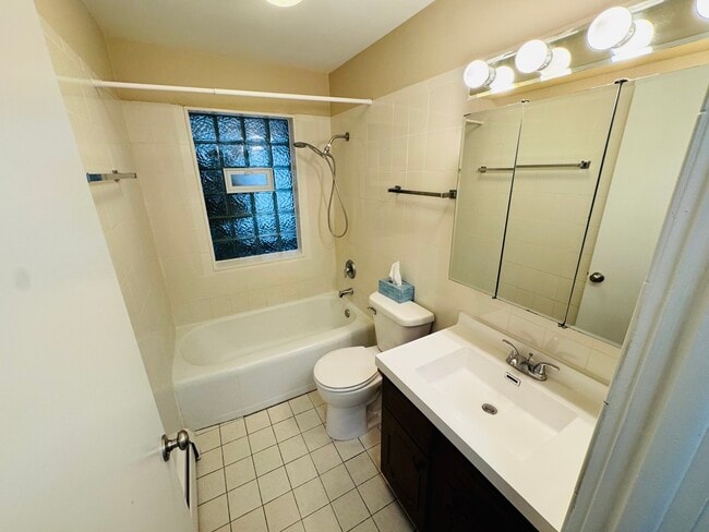 Building Photo - 1009 Victoria