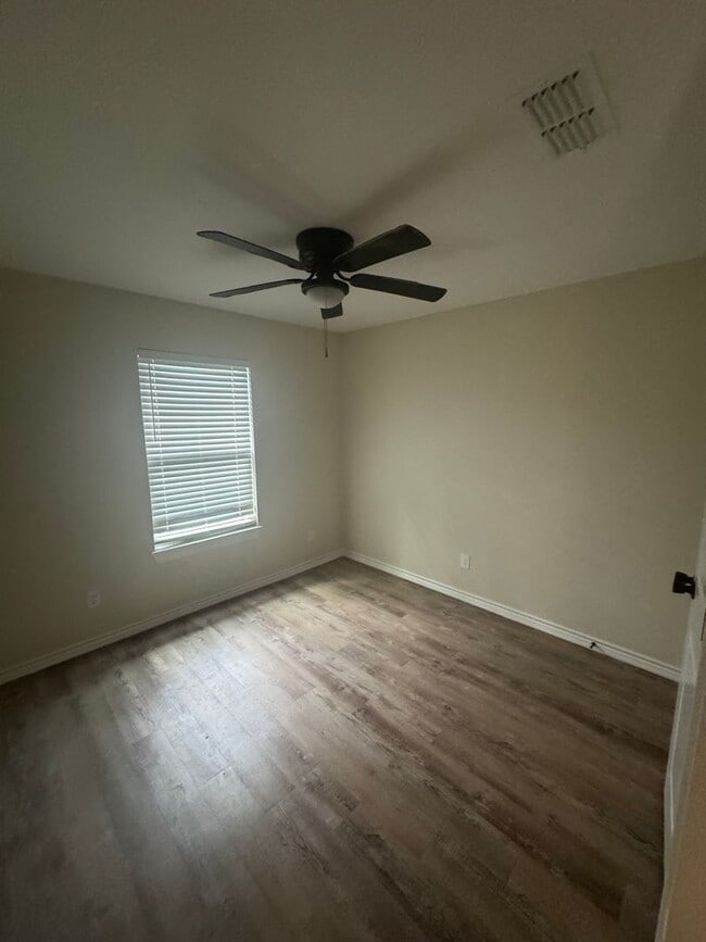 Building Photo - 3 bedroom, 2 bath