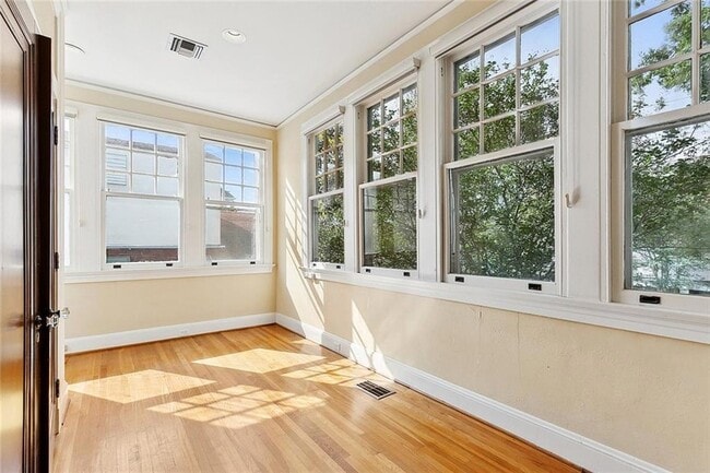 Building Photo - 30 Fontainebleau Dr