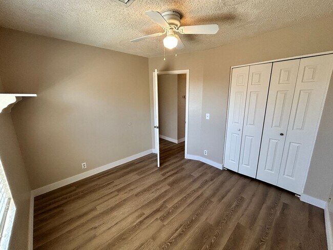 Building Photo - *NEW* Paint *NEW* Flooring *NO* HOA Glenda...