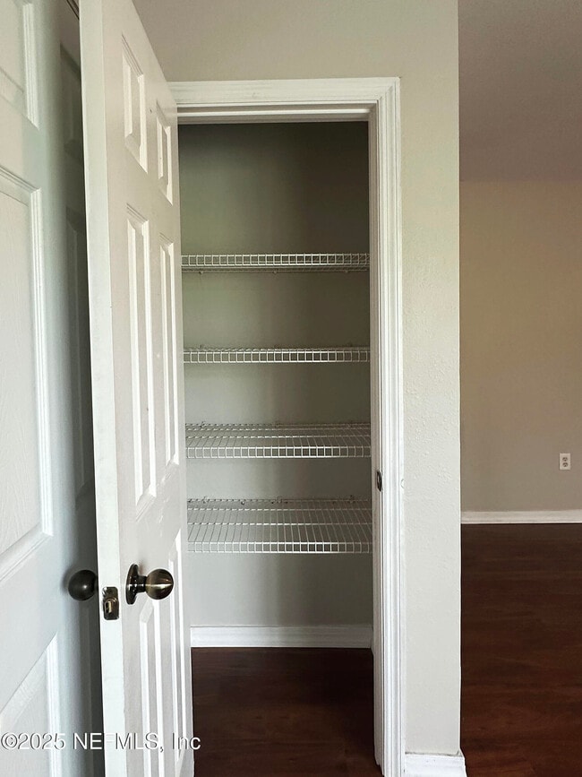 Building Photo - 7800 Point Meadows Dr