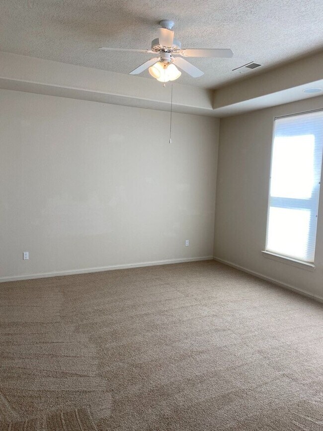 Building Photo - Beautiful 4 bedroom 3.75 bath in gated com...