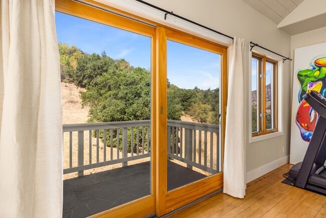 Building Photo - Ojai Views