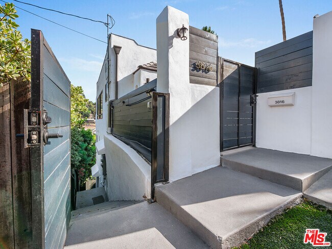 Building Photo - 3816 Sunset Dr